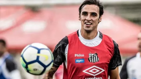 Salários atrasados impedem volante do Santos de deixar o clube