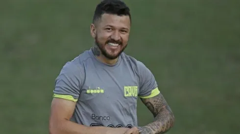 Vasco e empresário de Rossi se reúnem para definir futuro do atacante