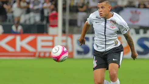 Corinthians fecha empréstimo de Sidcley