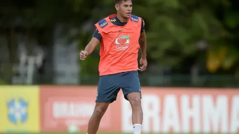 Cobiçado pelo futebol europeu, Bruno Guimarães conversa com a imprensa