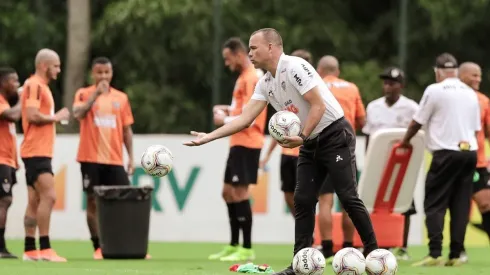 Dudamel divulga relacionados para a estreia; Victor e Cazares estão fora