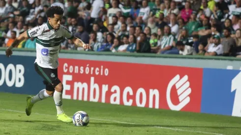 Rafinha atribui lesão ao arquirrival; grama sintética do Furacão é alvo