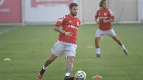 Coudet define estreia de Boschilia; defensor volta a treinar normalmente