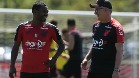 Nikão e Dorival: profissionais estreiam oficialmente neste domingo (Foto: Divulgação/Athletico.com.br/Miguel Locatelli)