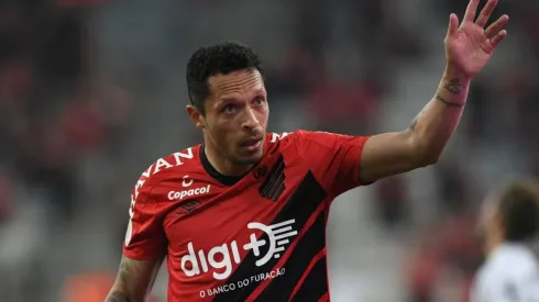 Adriano é testado como lateral-direito no Athletico