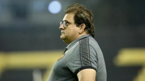 Guto se revolta contra copo arremessado e faz