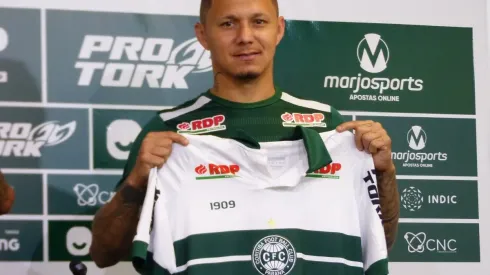 Patrick Vieira é apresentado e se diz pronto para estrear pelo Coritiba