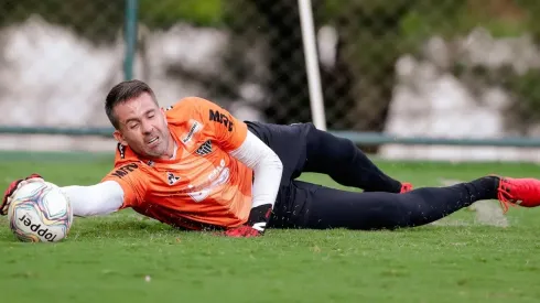 Com possível chegada de Rafael ao Atlético-MG, Victor