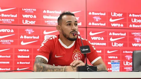 Vice de futebol do Inter define situação de dois laterais do Colorado