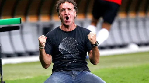 Atlético inicia negociações com técnico