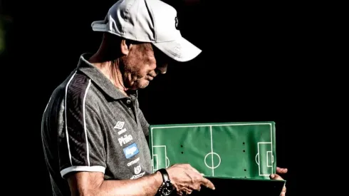 Jesualdo cumpre promessa com a base e promove