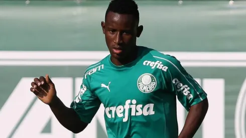 Esperando por Angulo, Cruzeiro busca lateral e meia no mercado