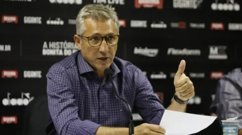 Campello define nome favorito para assumir como técnico do Vasco