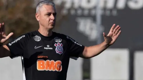 Ídolo do Corinthians não perdoa Tiago Nunes