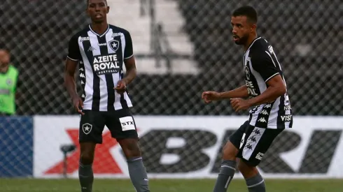 Caio Alexandre: negociando permanência (Foto: Vitor Silva/Botafogo/Divulgação)