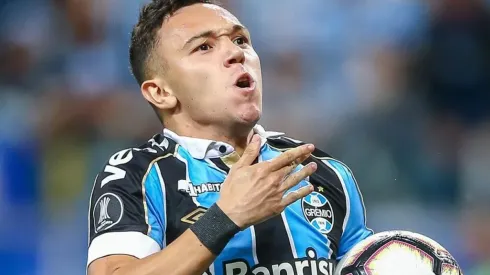 Sevilla faz investida por Pepê e Romildo toma atitude fora do