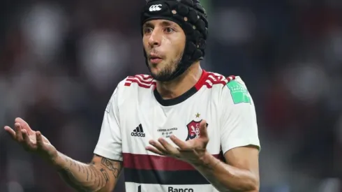 Situação de Rafinha traz dor de cabeça no Flamengo em meio à pandemia