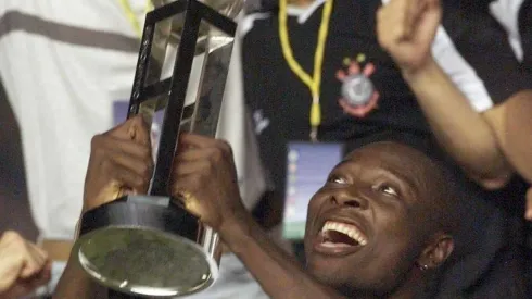 Rincón levantou a taça do Mundial em 2000 - Foto: Divulgação.