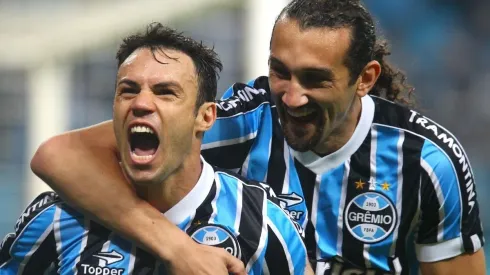 Kleber ao lado de Barcos durante partida contra a Ponte Preta – Foto: Lucas Uebel/Grêmio.