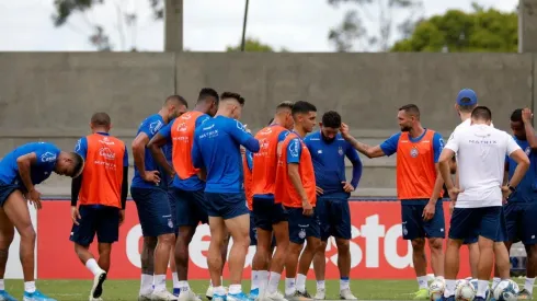 A pandemia do Coronavírus que paralisou o mundo por tempo indeterminado começa a trazer consequências severas para o futebol.