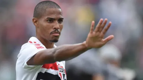 São Paulo busca contratação de zagueiro da Chape