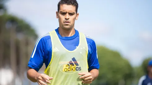 Após chegada de Jean, Cruzeiro estuda venda de meio-campista