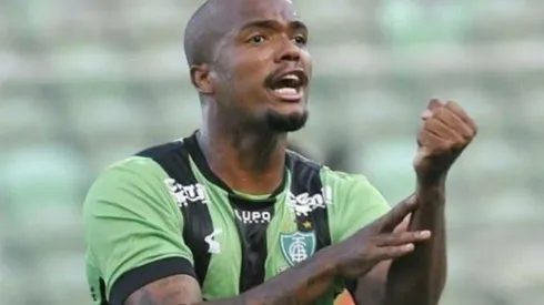 Sampaoli recua por Messias e Galo tem 2 zagueiros no radar