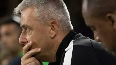 Tiago Nunes pode perder atacante após a pandemia