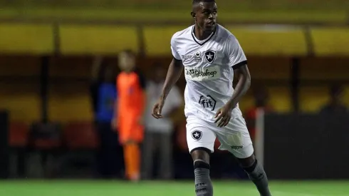 Renovação de Benevenuto no Botafogo reserva novidades no salário do zagueiro