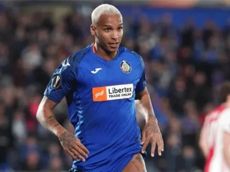 Deyverson entrega cestas básicas à comunidade do Rio de Janeiro