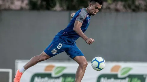 Peres encaminha futuro de Uribe no Santos