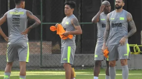 Casos da Covid-19 no Vasco fazem medalhão se posicionar sobre treinos