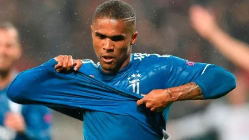 Douglas Costa é usado como referência pelo jovem.