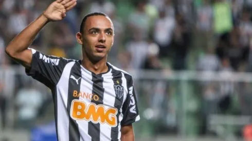 Galo deve rescindir com Dodô; clube sonda zagueiro livre no mercado