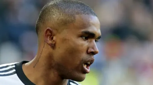 Chelsea e Juventus negociam troca milionária envolvendo Douglas Costa