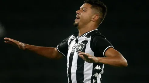 Botafogo anuncia decisão sobre Igor Cássio e Helerson