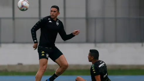 Após Joel Carli, Montenegro aponta próxima saída do Botafogo