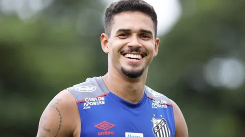 Lucas Veríssimo e preparador físico do Santos detalham planejamento para plantel voltar