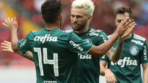 Palmeiras projeta saída de meia que