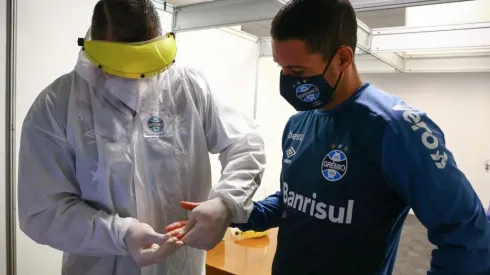 Dois jogadores do Grêmio testam positivo para Covid-19