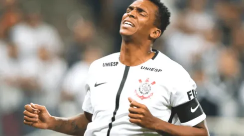 Jô deve ser titular absoluto.