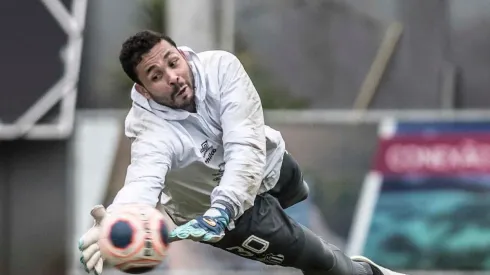 Vladimir busca titularidade no gol do Santos