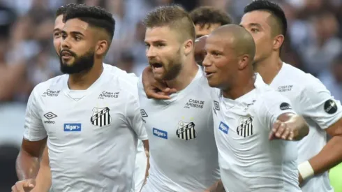 Sasha e mais 2 puxam fila de saídas do Santos