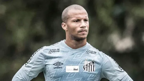 Conselheiro do Santos define futuro de Carlos Sánchez