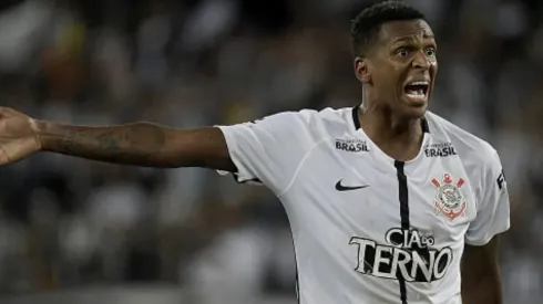 Jô reclamou muito do lance.