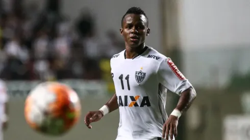 Venda de Sasha deve trazer Cazares em troca para reforçar Santos