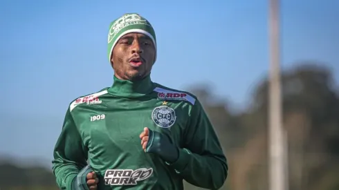 Matheus Sales deve ficar à disposição do Coritiba contra o Corinthians