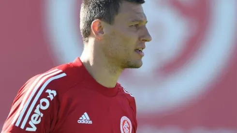 Musto deve dar vaga para Lindoso contra o Galo.