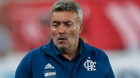 Domènec cogita barrar medalhão do time titular do Flamengo contra o Santos