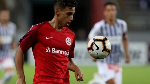 Sarrafiore e Moledo podem ser envolvidos em troca entre Botafogo e Internacional por Pedro Raul